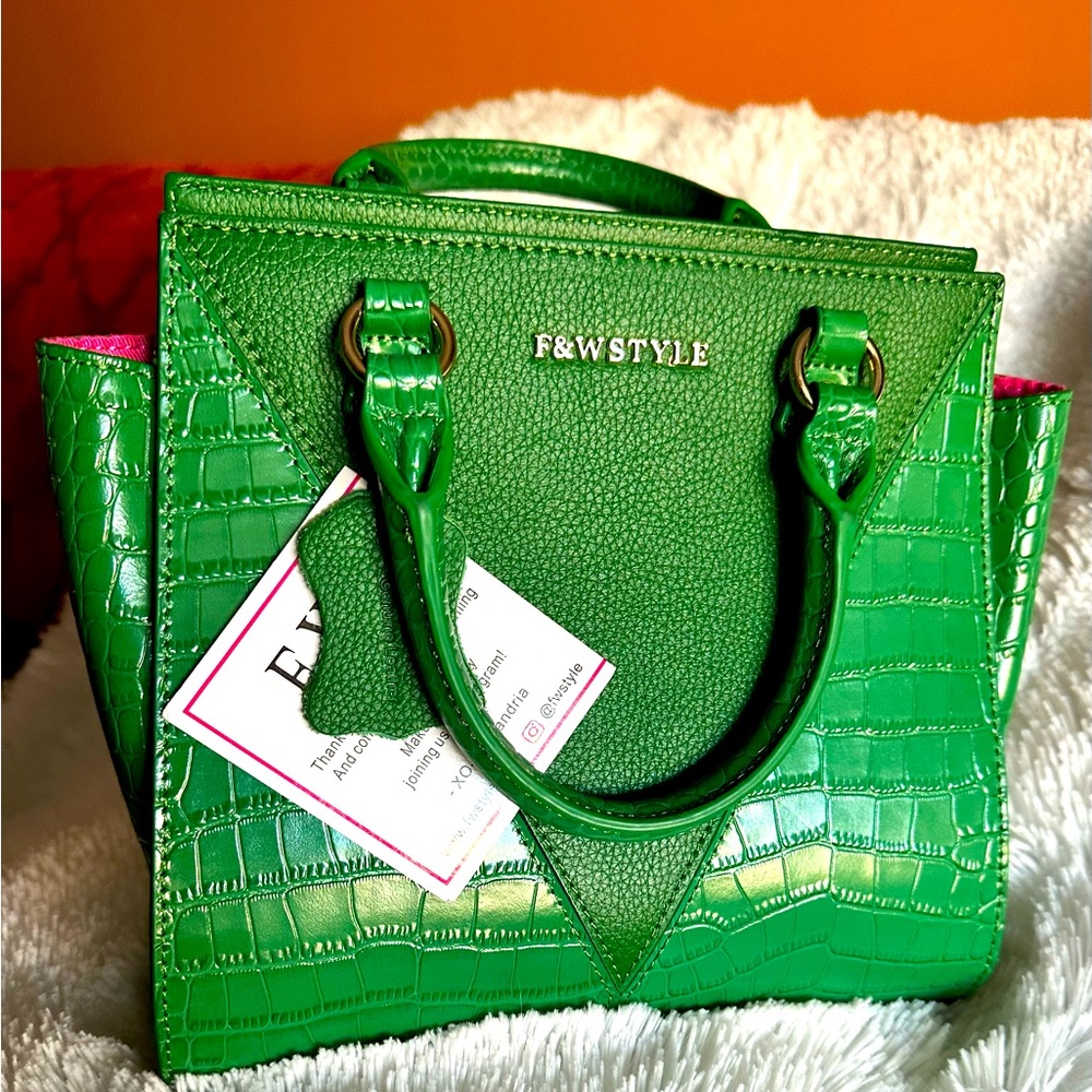 F&W leather NWT vibrant green croc-embossed bag with Pink Interior Strap also